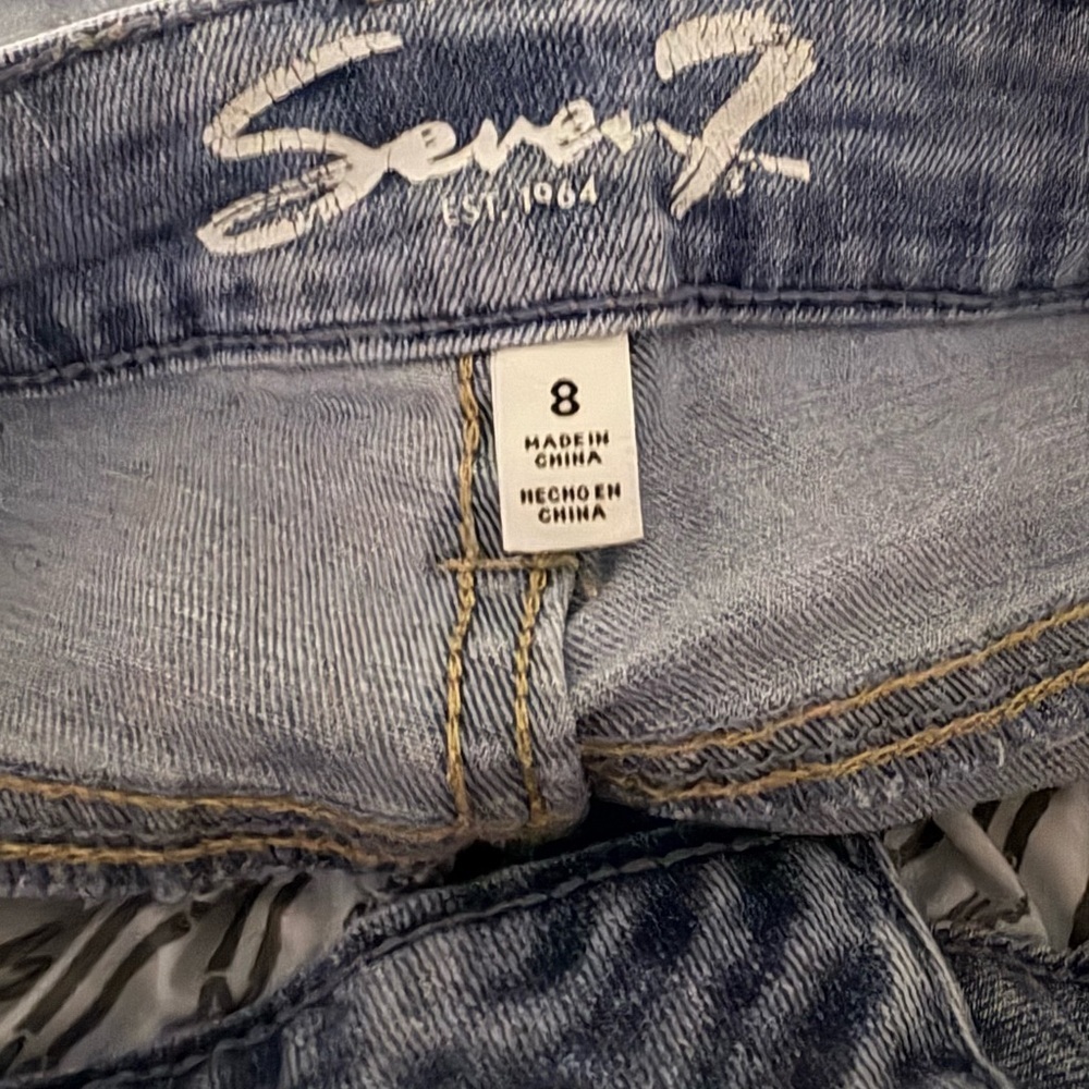 Seven7 Shorts Women Size 8
Denim High-Rise
Cut Off Distressed Midi
5 Pocket - Picture 6 of 6
